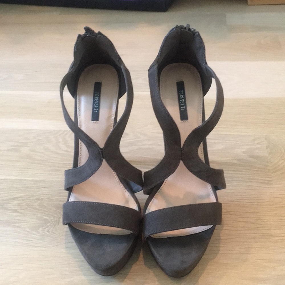 ‼️3/$20 or 4/$25‼️ Forever 21 brown heels